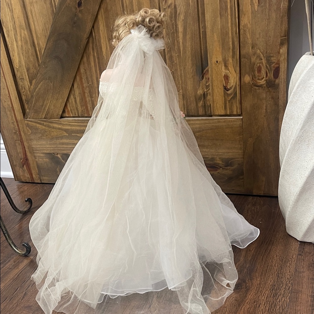 Collectible Porcelain Spring Promise Bride Doll with Lace Dress. 1997 used - Picture 12 of 16